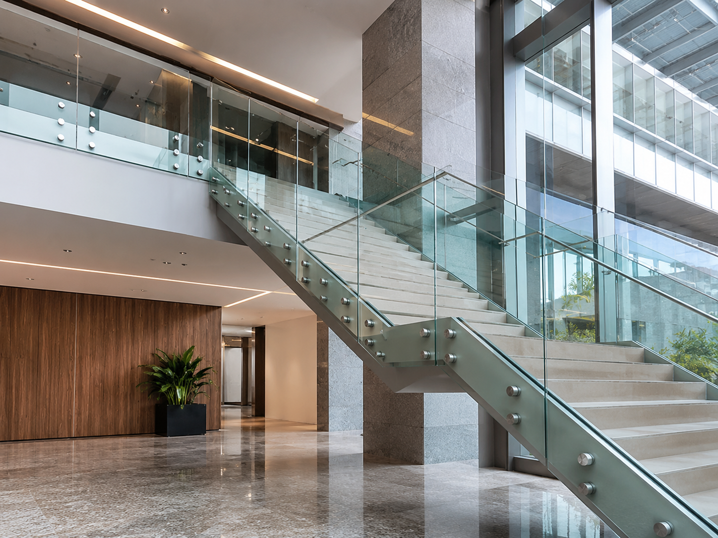 Detalle de unión de cristal templado con herraje